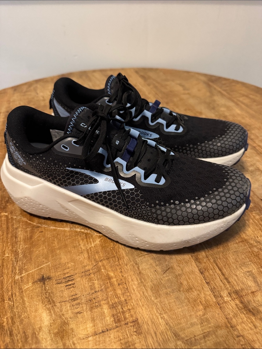 Brooks Caldera 6 women's trail running shoes in the Black/Blissful Blue Size 10